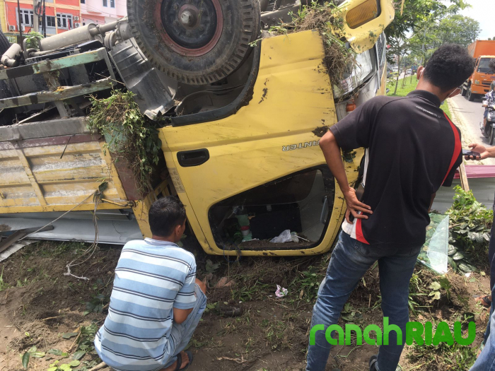 Truk pengangkut baja ringan oleng dan sukses terbalik tabrak pembatas jalan di SM Amin